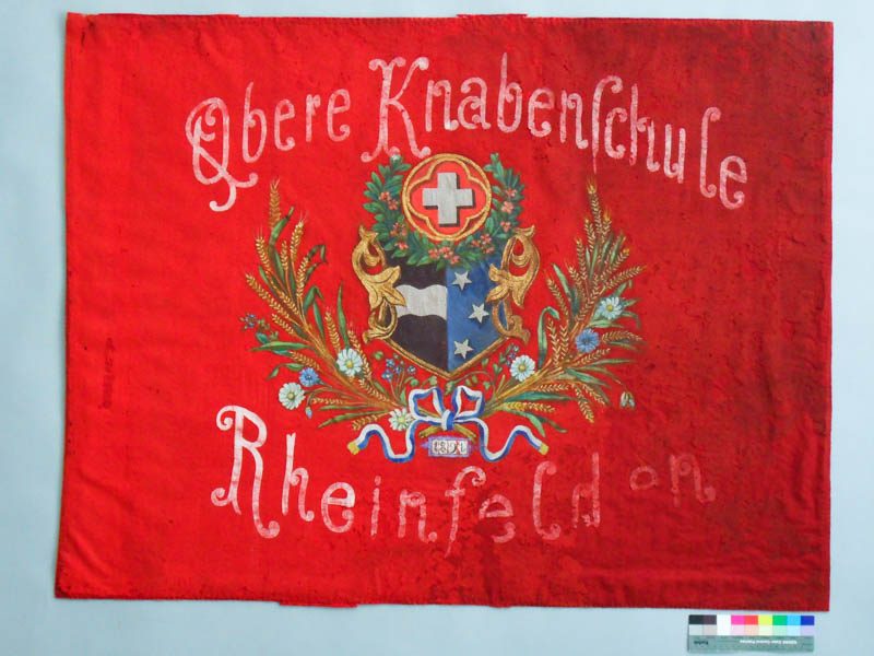 Dieselbe Fahne nach der Konservierung: Fehlstellen gesichert, Fahnenblatt wieder geschlossen.